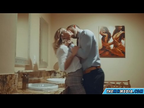 ❤️ 공공 화장실에서 가슴이 큰 금발이 당신을 유혹 할 때 ❤❌ 포르노 ko.kutjeporno.ru에서 ❌️❤